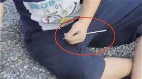 公園石坑埋竹籤！一旁小孩赤腳　嚇壞家長