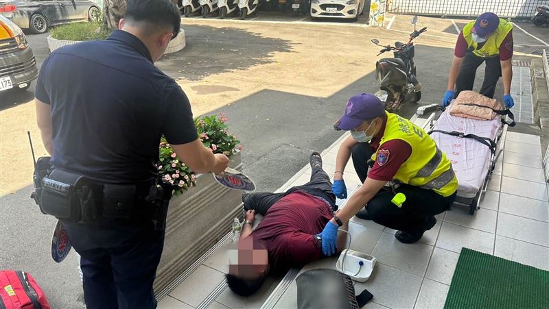 桃園男「爬進」派出所呼救　1物險要他命