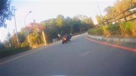 跑139線過彎「壓車」，被重罰扣牌，畫面曝光，騎士辯維持身體穩定，法官撤銷罰單理由曝，警方傻眼（圖／翻攝畫面）