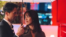 陳庭妮（右）、丁春誠劇中感情進展神速。（圖／逆光電影提供）