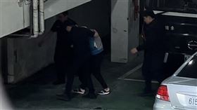 ▲新店碧潭簡姓陸配帶著2個女兒輕生案，獨活的簡女被依殺人罪移送抵北檢複訊。（圖／翻攝畫面）