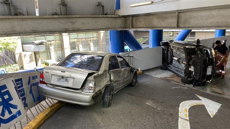 新／7旬翁巨城下坡失控　撞車後翻覆