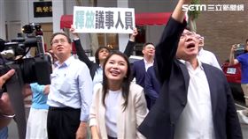多名藍委跑到外頭舉牌要求綠委們釋放議事人員。