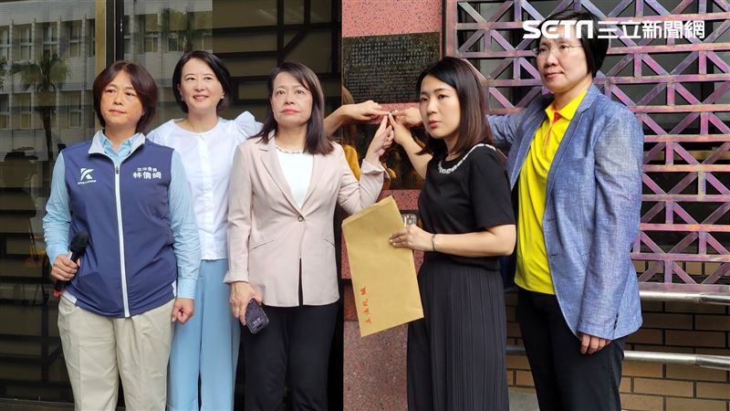 藍委赴北檢告發民進黨所有立委涉犯3罪