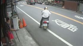南投水里，租機車騎到二手機車行，賤賣，得逞6000元，同樣手法各地行騙，64歲陳姓男子涉案，監視器曝(圖／翻攝畫面)