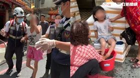 起火原因疑似是兩孫女在床上玩打火機，阿嬤雖有口頭制止，仍無法阻擋憾事發生，也恐怕因此背負過失致死罪。（圖／翻攝畫面）