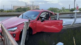 雲林、跑車、自撞、護欄、駕駛座