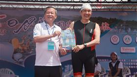 馬英九10度挑戰日月潭泳渡成功  獲頒證書第41屆日月潭國際萬人泳渡嘉年華24日盛大登場，前總統馬英九（前右）第10度下水挑戰成功，由南投縣副縣長王瑞德（左）頒發泳渡證書。（南投縣政府提供）中央社記者蕭博陽南投縣傳真  112年9月24日