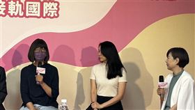 林小姐（左）分享右胸摸到「異物」竟乳癌，治療不到1個月就復發，所幸以細胞周期抑制劑控制。（圖／記者簡浩正攝影）