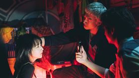 吳慷仁在《塑膠花》中綁架李沐，硬扯她頭髮強迫錄製影片。（圖／抓馬文化提供）