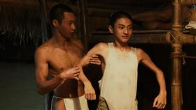 黃冠智（左）督促朱宥丞健身。（圖／公視提供）