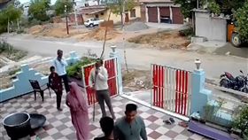 親戚,印度,木棍,高壓電,倒地,宗教,命案https://twitter.com/shaluagrawal3/status/1808385896859029715