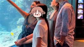 馬筱梅（Mandy）和大S女兒玥兒牽手。（圖／翻攝微博）