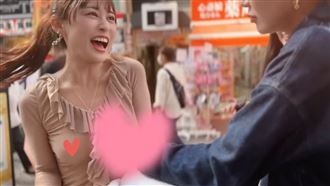 網美「當街被襲胸」　無罩激凸片百萬點閱