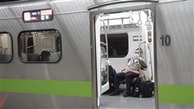 台鐵區間快車停靠台北車站（1）5月1日勞動節，台灣鐵路工會發起不加班活動，表定列車全部停駛，臨時機動開行18列次區間（快）車因應，車次4007花蓮往樹林的區間快車在台北車站停靠。中央社記者徐肇昌攝　111年5月1日