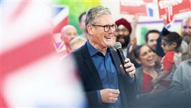 英國國會大選變天，出口民調顯示在野黨工黨大獲全勝，工黨領袖斯塔默（Keir Starmer）將成為新任首相。（翻攝X@Keir_Starmer）