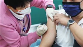 民眾赴台大醫院接種流感疫苗（1）近期燈會、宗教慶典、體育賽事等大型活動陸續舉辦，人群接觸增多，疾管署預估流感疫情可能再起；公費流感疫苗5日起擴大提供全國6個月以上未施打者接種。圖為民眾前往台大醫院接種疫苗。中央社記者趙世勳攝  113年3月5日