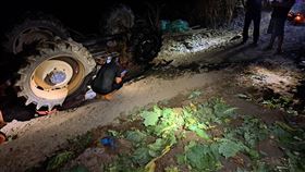 南投,奧萬大,老翁,耕耘機,翻車,意外（圖／翻攝畫面）