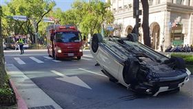 中山北路賓士車翻覆。（圖／翻攝畫面）