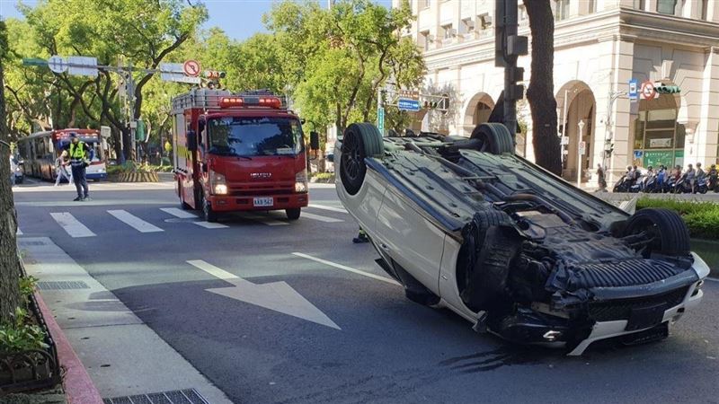 北市賓士車自撞分隔島翻車　2人送醫