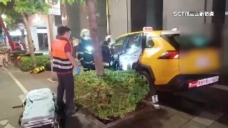 畫面曝 ！計程車暴衝人行道撞2騎士冒黑煙