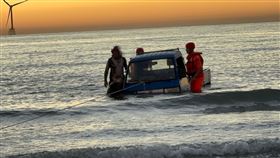 苗栗，水尾沙灘，車輛受困，3天2車，貨車來救援，引擎燒壞，潮水淹沒幾乎滅頂(圖／翻攝畫面)