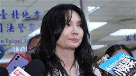 ▲FIR前女主唱詹雯婷、恩師陳建寧決裂，出庭應訊4個小時，庭訊結束後，詹雯婷念了一份聲明，說明事情原委及心情。陳建寧也簡短接受媒體訪問（圖／記者楊澍攝）