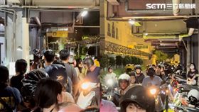 大批粉絲接機偶像後紛紛離場，但礙於繳費機僅一台，現場大排長龍，宛如車聚惹民怨。（圖／翻攝畫面）