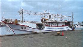 基隆漁船福洋266遭日本公務船登檢，船長被帶回調查。（圖／翻攝畫面）