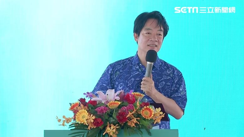小帆手送卡片！賴清德穿花襯衫戴墨鏡來了