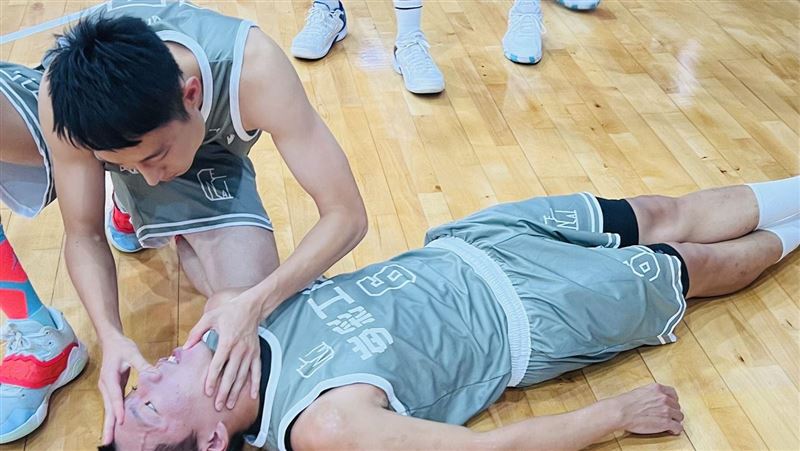 工程師打籃球心梗發作！神隊友搶命影像曝