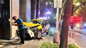 台北市大安區信義路三段，師範大學附屬高級中學對面，今天（4日）晚上9時許，發生1起嚴重車禍，1輛計程車不明原因失控暴衝，往路旁人行道衝撞，陸續撞上2名騎乘 YouBike 的騎士，接著又撞斷路樹，最後撞上大樓的樓柱才停下