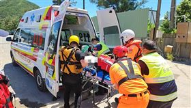 新北市萬里漁港今天（5日）中午發生一起溺水事件，一名男子被民眾看到在漁港內漂浮，警消人員獲報到場救援，發現溺水男子距離面部朝下，距離岸邊約1公尺，溺水者年約60歲，被拉上岸時已無生命跡象，救護人員已將男子送往金山台大醫院急救。