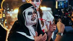 蛇丸臉塗成全白拍影片。（圖／CATCHPLAY+提供）