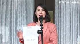 吳思瑤議場前召開記者會。