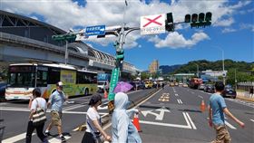  聯結車撞壞號誌燈。（圖／翻攝畫面）