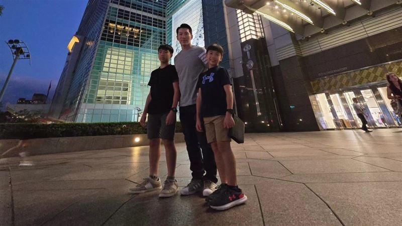 男神黃少祺現身信義區　一家四口超高顏質