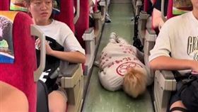 白衣男，搭火車模仿屍速列車，躺地亂爬，嚇壞乘客（圖／翻攝自抖音）