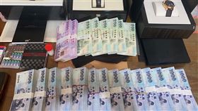 ▲檢調人員在雲林縣議長黃凱住家搜出10多個名牌包、名錶、珠寶。和232萬餘元現金。（圖／翻攝畫面）