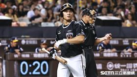 ▲統一獅臺北大巨蛋對中信兄弟，先發游擊手陳聖平中職首打席遭到三振。（圖／記者劉彥池攝影）