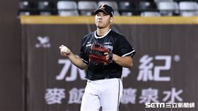▲統一獅臺北大巨蛋對中信兄弟，陳聖平發生守備失誤。（圖／記者劉彥池攝影）