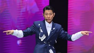 劉德華演唱會舞台被壓碎　驚險畫面全流出