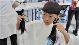 新北童捐髮助癌友（3）新北市社會局與議員合作舉辦捐髮助癌友公益活動，住在新店區的10歲郭姓男童（圖）將留了一年半的頭髮開心捐出，儘管留髮期間常被誤認是女生，但他表示，他知道自己是在做對的事，所以不會在意。（新北市社會局提供）中央社記者高華謙傳真  113年7月5日