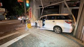 你累了嗎？台中男「開車恍神」衝撞進民宅