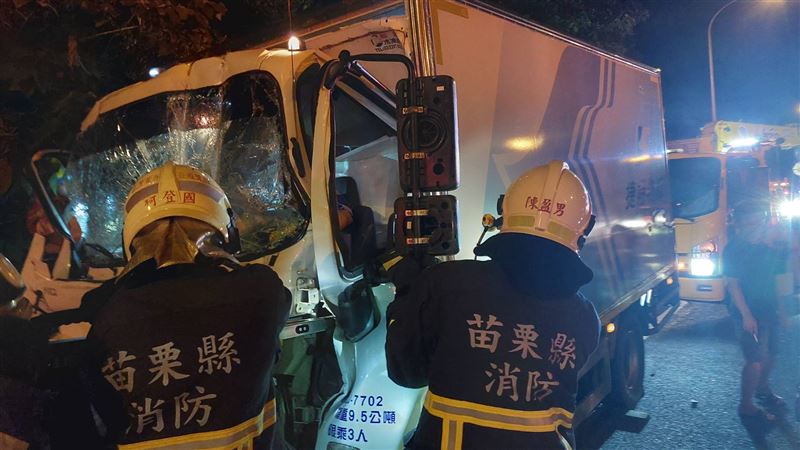 大貨車國道追撞聯結車！駕駛雙腳骨折慘死