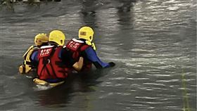 溪水突暴漲！台中3釣客受困河床嚇壞求救