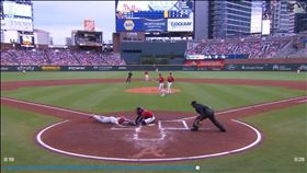 ▲費城人強迫取分點太強，成就勇士一壘手歐森（Matt Olson）精彩守備。（圖／翻攝自MLB官網）