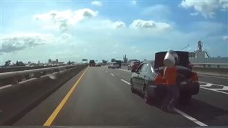 逆向肇事、扔水桶砸車！囂張男肇事逃逸