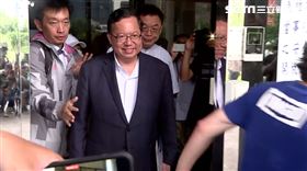 ▲鄭文燦五百萬交保步出桃檢