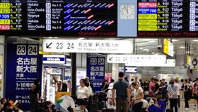 大雨打亂日本新幹線班次  約30.5萬人受影響日本靜岡縣局部地區16日清晨起下大雨，導致東海道新幹線大約誤點5個多小時，圖為中午東京品川車站等待搭車人潮；總計16日約有30萬5000名乘客行程受到影響。中央社記者楊明珠東京攝  112年8月16日